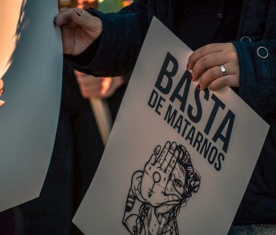 Un cartel expresa Basta de Matarnos en una marcha contra los femicidios