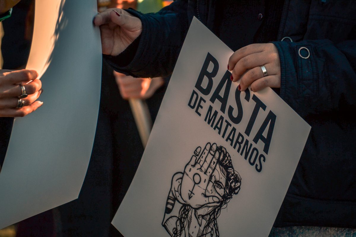 Un cartel expresa Basta de Matarnos en una marcha contra los femicidios