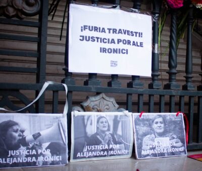 Carteles frente a los tribunales santafesinos exigiendo justicia por la militante trans Alejandra Ironici