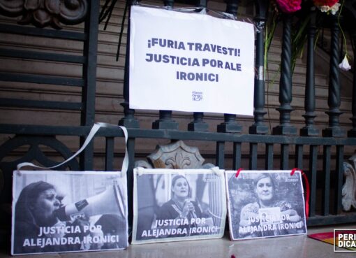 Carteles frente a los tribunales santafesinos exigiendo justicia por la militante trans Alejandra Ironici