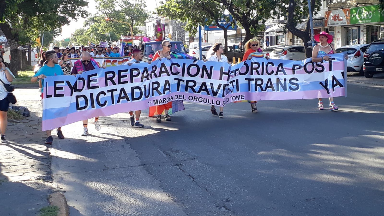 Militantes LGBT de la ciudad de Santo Tomé marchan por la calle con una barredora que dice Ley de Reparación Histórica post Dictadura Travesti Trans ya en la primera marcha del orgullo de la ciudad.