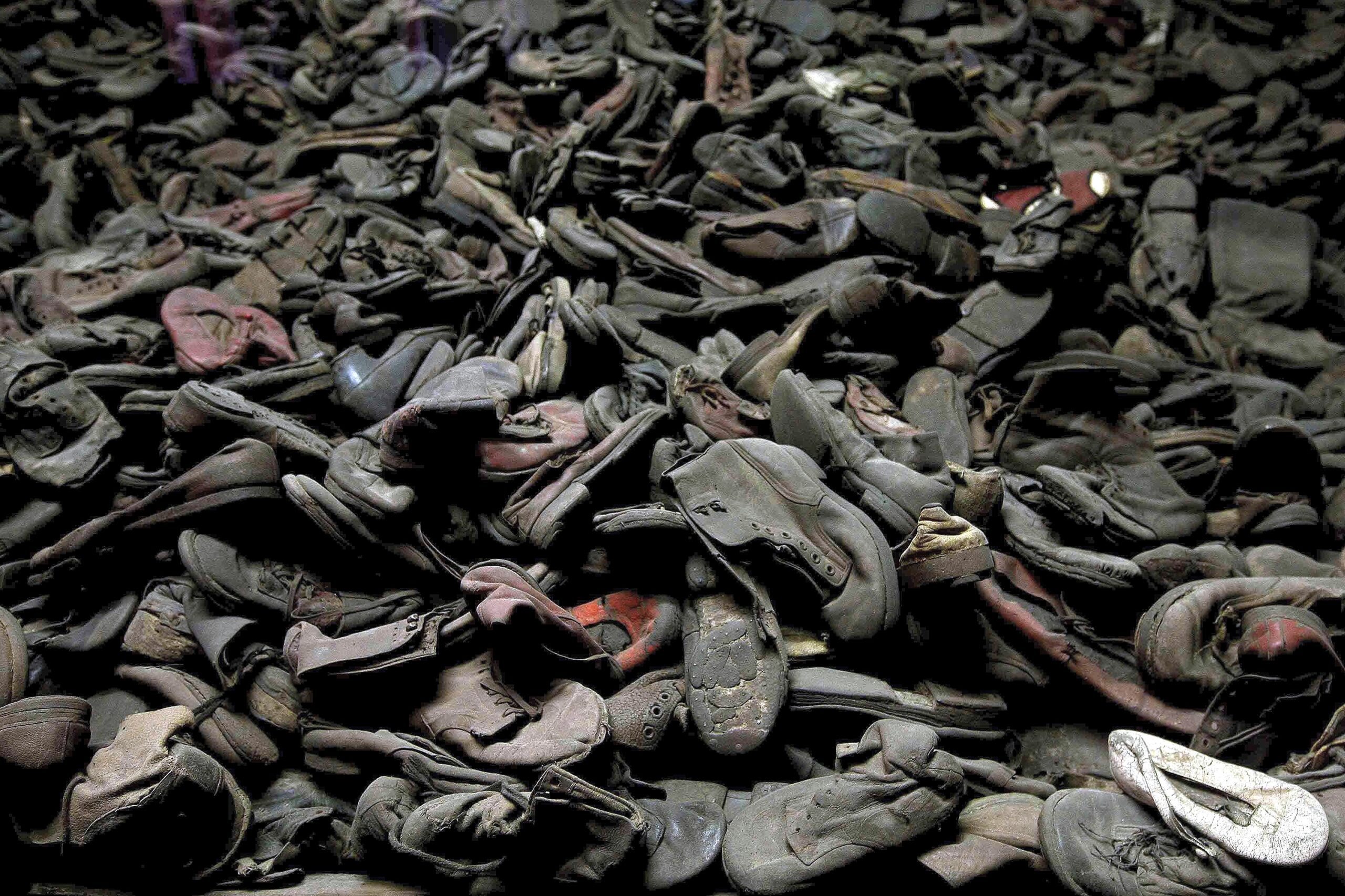Cientos de zapatos que pertenecieron a las víctimas del genocidio al pueblo judío en el campo de concentración de Auschwitz