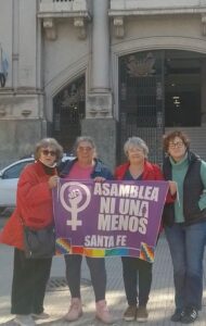 Representantes de la Asamblea Ni Una Menos se manifestaron en la puerta de tribunales durante la audiencia. 